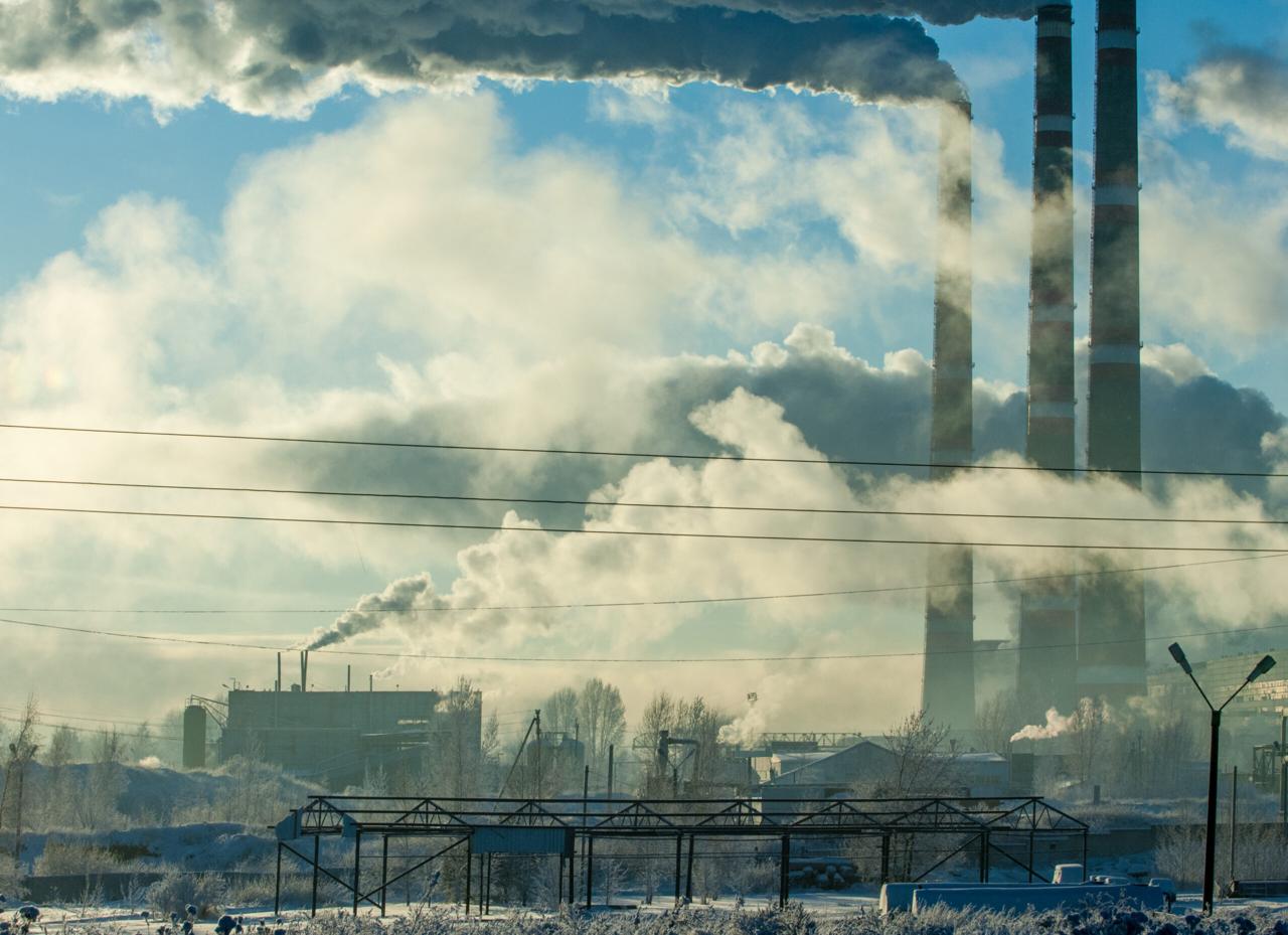 ВИЭ в России помогли сократить выбросы CO2 на 8 млн тонн в 2024 году, что составляет около 2% от общего объема выбросов в электроэнергетике страны. За последние три года в стране ввели свыше 1300 МВт новых мощностей, а общий объем ВИЭ достиг 6,65 ГВт при инвестициях более 700 млрд рублей. Кроме солнца и ветра, развиваются биогаз и водород. Водородными проектами в России уже занимаются десятки компаний, включая крупнейшие промышленные холдинги. В 2021 году был представлен Атлас таких проектов, в который вошли 33 инициативы из 18 регионов.