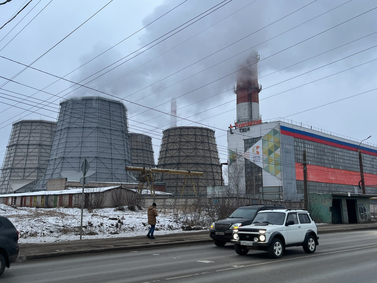 Сброс пара из котлов стал причиной громкого шума сегодня утром в Кирове Седьмого ноября на Кировской ТЭЦ 4 был остановлен в ремонт турбогенератор 6 Громкий звук в зоне ТЭЦ был вызван сбросом избыточного пара с котлов Это стандартная технологическая процедура при остановке турбины Станция работает в штатном режиме ограничений по подаче ресурса потребителям нет Мы в MAX