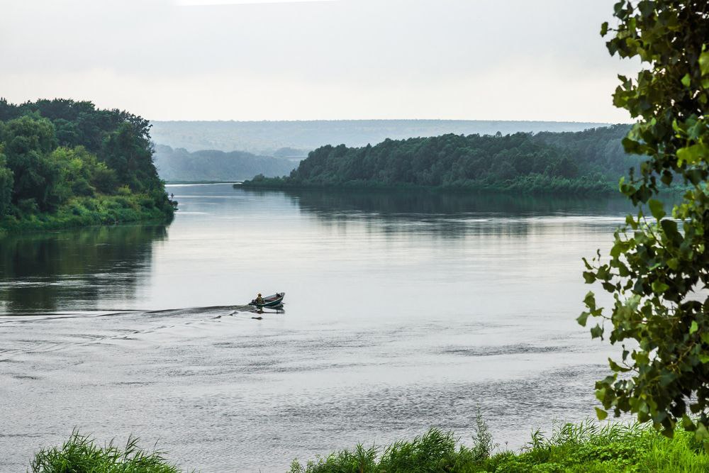 На родине писателя Михаила Шолохова усилили сеть 4G В станице Вешенская и хуторе Кружилинский обновили телеком инфраструктуру от МТС Эти населенные пункты знаковые локации для ценителей литературы именно там родился и жил советский писатель Михаил Шолохов Скорость интернета увеличилось на 20 Новые мощности улучшили связь в той части Вешенской где располагается междугородная автостанция спортивный комплекс санаторий жилые дома и гостиницы Станица известна действующим домом музеем где жил и писал Михаил Шолохов Именно здесь великий писатель создавал свой роман эпопею Тихий Дон Установку нового телеком оборудования МТС также провели в хуторе Кружилинский Этот малый населенный пункт известен тем что именно здесь родился будущий писатель В хуторе сохранился дом где рос Шолохов там же организован музей посвященный жизни Нобелевского лауреата Вешенская и Кружилинский уникальные для региона места которые с развитием внутреннего туризма привлекают все больше гостей А наличие устойчивого мобильного интернета и голосовой связи важный элемент для комфортного путешествия и жизни Поэтому нами было принято решение прокачать 4G в этих местах чтобы путешественники могли быстро ориентироваться в новой локации отметил директор МТС в Ростовской области Игорь Марьясов