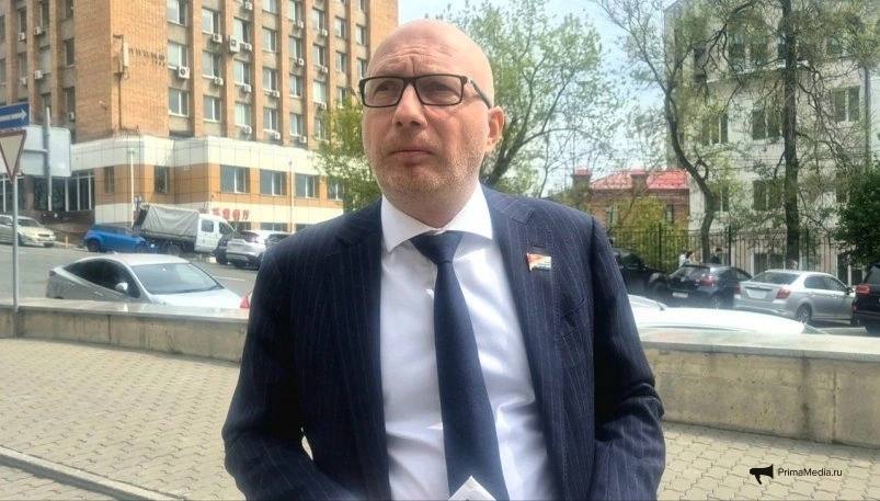  Примкрайсуд начал рассмотрение дела "экс-депутат Шульга против Заксобрания" В Приморском краевом суде состоялось предварительное заседание по иску экс-депутата краевого Заксобрания Геннадия Шульги к парламенту. Бывший народный избранник оспаривает краевой закон о статусе депутата, по которому в апреле его лишили мандата. Истец считает, что он противоречит федеральному закону, регулирующему организацию публичной власти в субъектах РФ. Представители ответчика настаивают, что парламент действует в пределах своих полномочий. Суд заслушал позиции сторон и назначил рассмотрение дела по существу на 8 июля. Подробности раскрываем в нашем материале. Напомним, ЗС ПК на апрельском заседании приняло решение о досрочном прекращении полномочий депутата от округа №2 большая часть Первомайского района Владивостока Геннадия Шульги за пропуск шести заседаний соцкомитета, в котором он работал. PrimaMedia Прислать новость