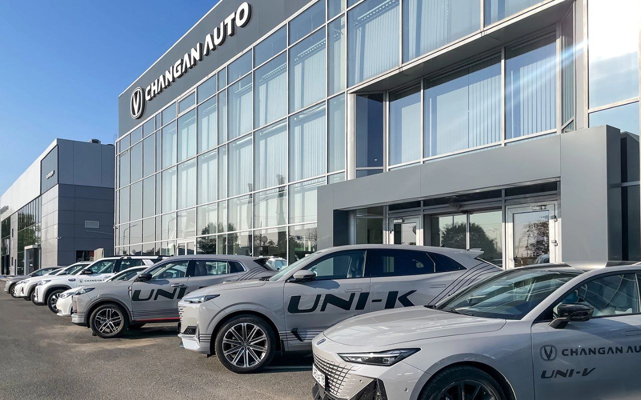 В Changan ответили на вопрос о локализации сборки в России Представительство бренда Changan надеется что локальная сборка автомобилей марки в России начнется в обозримом будущем сообщил исполнительный директор Чанъань Моторс Рус Александр Кулагин передает Интерфакс У нас есть нацеленность на локализацию мы провели все необходимые переговоры и надеемся в обозримом будущем увидеть автомобиль с локальным VIN номером Соответствующие заявления думаю последуют до конца года но пока деталей не раскрываем пояснил он Подписаться на телеграм канал Autonews