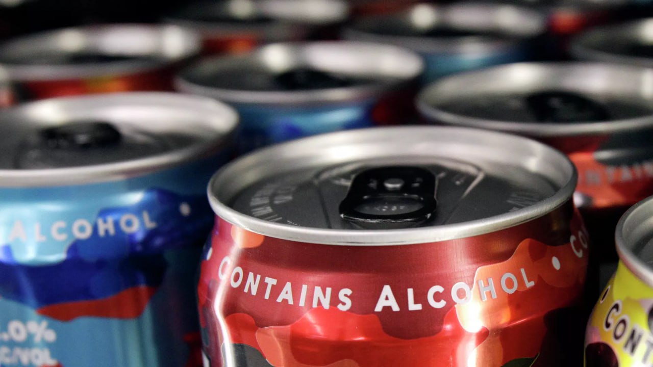 В Госдуме предложили продавать энергетики только в аптеках Депутат Хамзаев отметил что изначально такие напитки предназначались для спортсменов экстремалов а сегодня превратились в обычную газировку на полках магазинов и активно рекламируются атлетами что создает у покупателей неверное ощущение безопасности Экономика на ночь