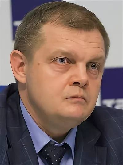 Верх-Исетский район возглавит бизнесмен Владимир Лобанов, вангует 66.RU Как сообщает издание, уже завтра мэр Орлов официально представит его в должности ИО. Помимо этого, Лобанов займет пост заместителя главы по вопросам благоустройства. Согласно данным издания «Сигнал Урал», Владимир Лобанов с 2002 года возглавлял комбинат «Новатор», позже преобразованный в засекреченное ФГКУ «Дубрава». В 2018 году он числился соучредителем компании «Илан» водоснабжение в Дегтярске , а также руководил «АВТ Плюс» в Екатеринбурге. Обеими компаниями он перестал заниматься в 2021 году. Дальнейшая деятельность неизвестна. 66 пишет, что действующий руководитель района Андрей Морозов и его заместитель планируют уйти по собственному желанию. К ним появились вопросы из-за плохого качества уборки улиц. Написать Чат Подписаться