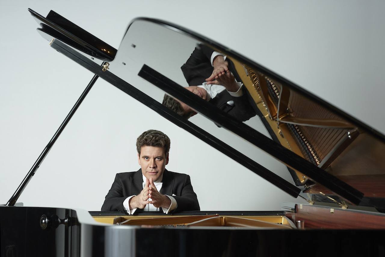 Денис Мацуев представляет Диалог поколений на Приморской сцене 27 и 28 января Большой зал Приморской сцены Мариинского театра станет центром масштабного музыкального события фестиваля Диалог поколений В центре внимания фестиваля целое созвездие лауреатов самых престижных музыкальных конкурсов последних лет Молодые таланты выступят на одной сцене с именитыми исполнителями ГАЛА КОНЦЕРТ 27 ЯНВАРЯ Открытие фестиваля с участием PrimMariinskyOrchestra под управлением Павла Смелкова На сцену выйдут блистательные солисты Павел Милюков скрипка Борислав Струлёв виолончель Валентина Феденева сопрано София Виланд флейта Лев Бакиров фортепиано СИМФОДЖАЗ 28 ЯНВАРЯ Денис Мацуев и его друзья джазмены представят традиционный джаз и импровизации на классические темы в сопровождении PrimMariinskyOrchestra под управлением Антона Шниткина События в PrimMariinsky пройдут при поддержке Президентского фонда культурных инициатив До встречи на концертах