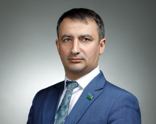 Дума ХМАО обсудит лишение депутата Таги-Заде зарплаты. Это произошло после его скандального высказывания о Югре как возможной исторической родине мигрантов. Комитет по соцразвитию, должность зампреда которого Таги-Заде потерял после скандала, принял решение рекомендовать думе прекратить осуществление его депутатской деятельности на постоянной профессиональной основе.   Сам парламентарий на заседании думы потребовал снять вопрос с повестки, заявив, что якобы «закон обратной силы не имеет». В ответ спикер Хохряков посоветовал ему дождаться рассмотрения этого пункта, который стоит в повестке последним. Депутату предстоит нервничать до конца заседания, которые в последнее время стали длиннее и идут более 5 часов.  Главный политический канал Урала