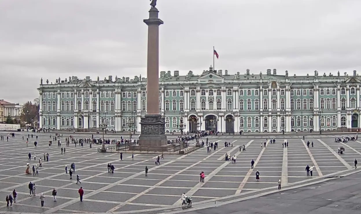 У Эрмитажа очередь до Александровской колонны Сотни людей ждут входа сегодня четверг с бесплатным посещением для студентов пенсионеров подростков 14 18 лет аспирантов интернов и ординаторов А 4 ноября в День народного единства музей откроется бесплатно для всех