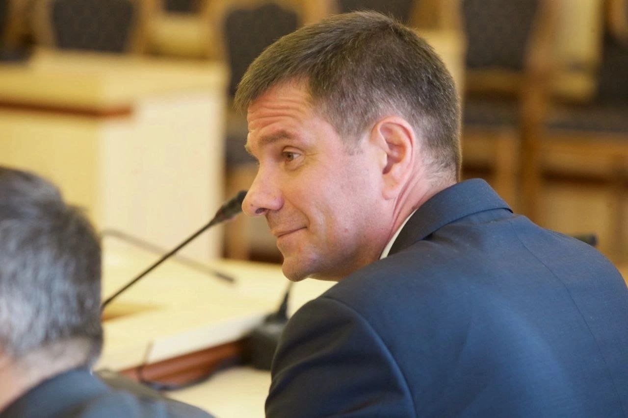 Прекращено уголовное дело в отношении вице-спикера Заксобрания Красноярского края Андрея Новака КПРФ . Его обвиняли в истязании и угрозе убийством. Летом прошлого года Инна Яковлева заявила, что Новак избил её и угрожал убить. По ее словам, она была гражданской женой депутата. Уголовное дело прекращено в связи с примирением сторон.