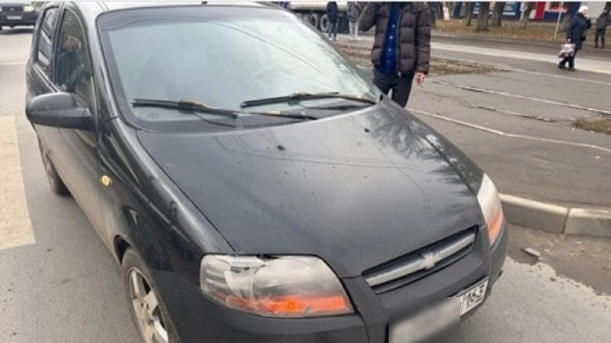 В Самаре на Заводском шоссе иномарка сбила 7 летнего ребенка Инцидент произошел в дневное время на Заводском шоссе Самары Из материалов собранных сотрудниками Госавтоинспекции в Промышленном районе Самары следует что 40 летний водитель Chevrolet Aveo двигался по Заводскому шоссе со стороны проспекта Кирова в направлении ул Земеца В районе дома 63А участник ДТП нарушил правила дорожного движения и проехал на красный Итог закономерный мужчина сбил 7 летнего ребенка Девочка в этот момент переходила проезжую часть по регулируемому пешеходному переходу на разрешающий сигнал светофора С места аварии ее пришлось госпитализировать Сотрудниками правопорядка был составлен административный протокол и вынесено постановление о назначении наказание в виде штрафа Проверка по факту ДТП продолжается ГУ МВД России по Самарской области ГТРК Самара MAX lВК lОК lСАЙТ