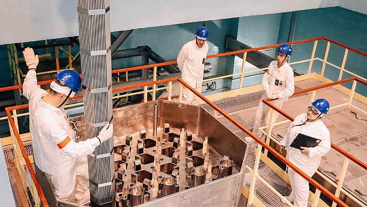 «Росатом» загрузил топливо пятого поколения в реактор ВВЭР-1200 На Нововоронежской АЭС в активную зону реактора загружены новые тепловыделяющие сборки ТВС-5 . Это важный шаг на пути к созданию замкнутого ядерного топливного цикла, при котором отработанное топливо будет повторно использоваться для выработки электроэнергии. ТВС-5 изготовлены в полностью автоматизированном режиме, что важно для массового производства уран-плутониевого топлива. Сборки испытают в трёх 18-месячных топливных кампаниях. «Это ключевой шаг к двухкомпонентной энергетике», — отметил Александр Угрюмов из ТВЭЛ.