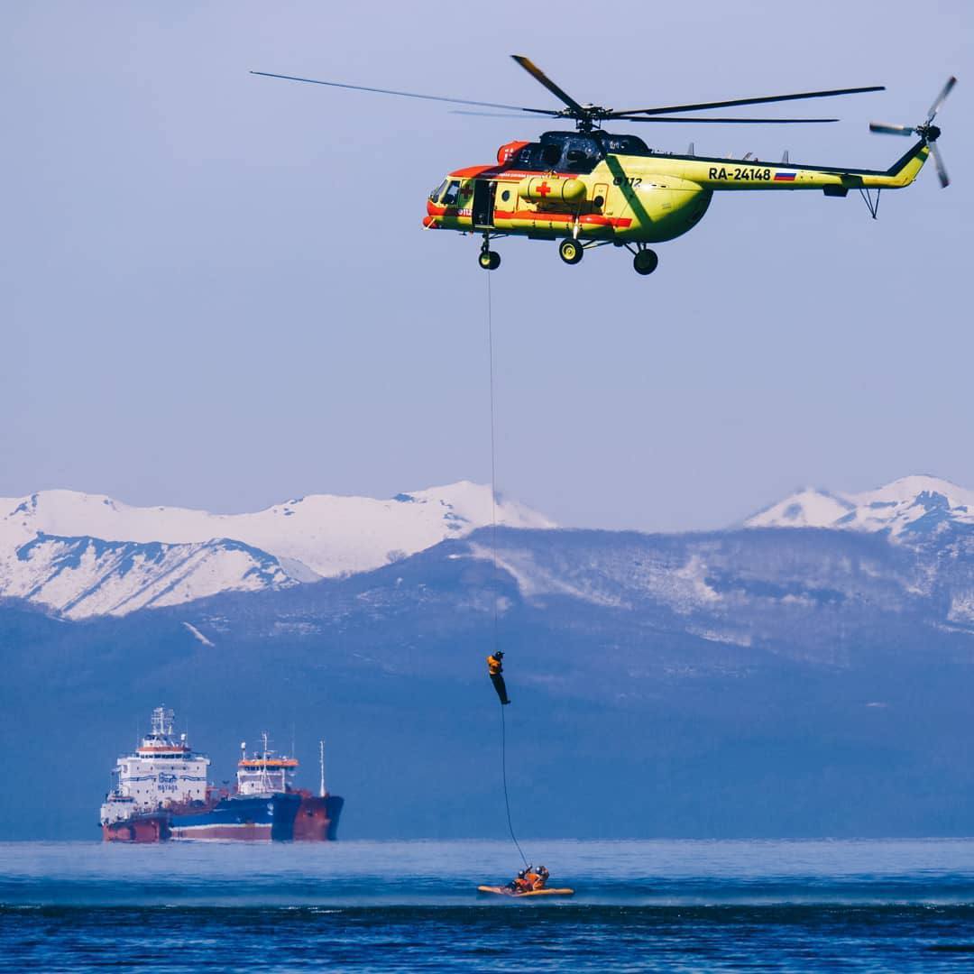Санавиация спасла камчатского моряка после ампутации руки на судне Во время траления сетей в Тихом океане у 43 летнего моряка оборвавшимся тросом оторвало руку Вертолёт санитарной авиации Ми 8 экстренно вылетел к траулеру Мыс Ловцов Спасатели спустились на лебёдке оказали помощь и доставили пострадавшего в больницу Петропавловска Камчатского Вся операция заняла два с половиной часа Подписаться Предложка Чат