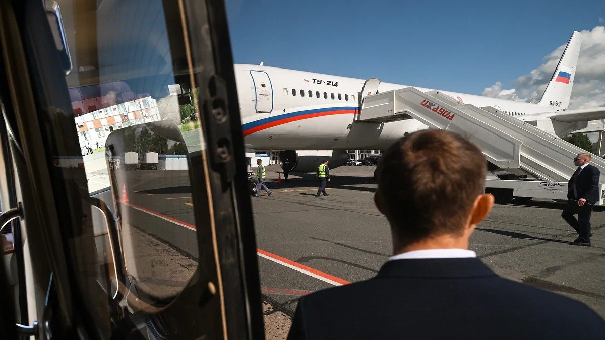 Казанский авиазавод планирует выпустить три Ту 214 в 2026 году Об этом заявил глава Минпромторга Татарстана Олег Коробченко По его словам на производстве есть проблемы с поставкой комплектующих Многие говорят Вы так об этом уже три года говорите Представьте чтобы запустить весь этот маховик нужно перестроить производство пересмотреть подготовку производства под цикл 20 комплектов комплектующих отметил министр После модернизации завод сможет выпускать минимум 20 самолётов в год Ранее глава Ростеха Сергей Чемезов сообщал что выйти на этот объём планируют к 2028 2029 годам Фото Коммерсантъ Александр Миридонов kommersantkazan