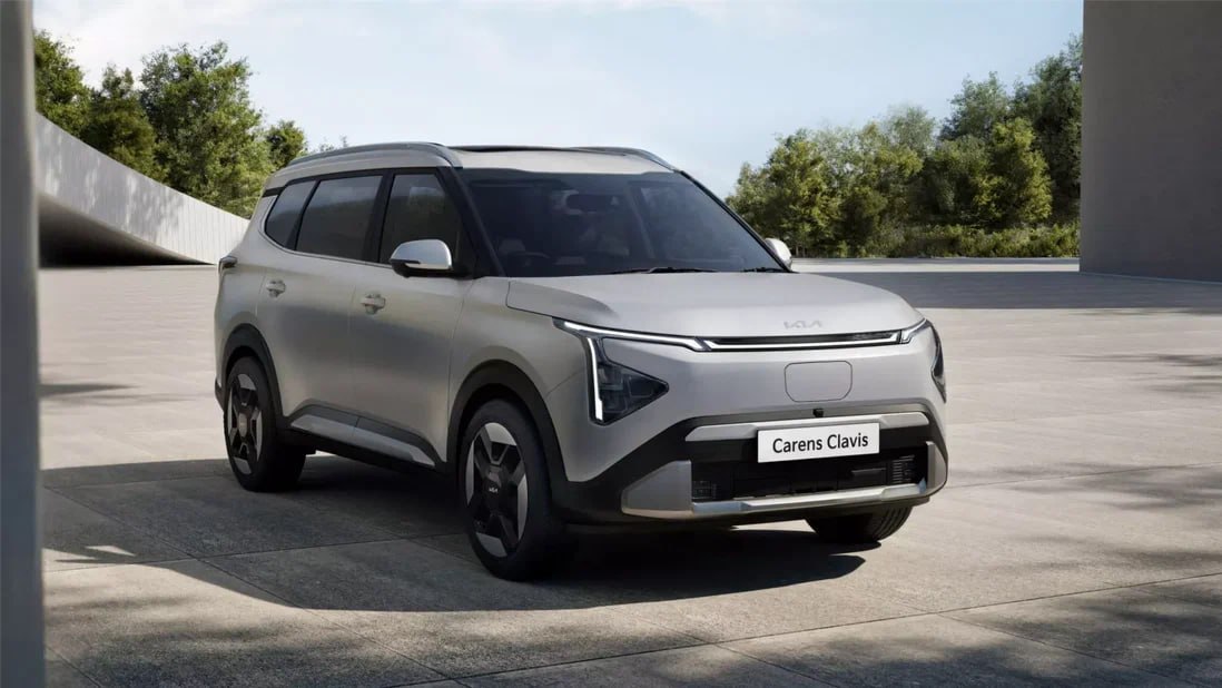 Kia представила доступный электрокроссовер Carens Clavis с батареей на 490 километров Новинка разработана для индийского рынка. Это батарейная модификация уже продающегося здесь одноимённого вседорожника с ДВС. Оценили её минимум в 1 799 000 рупий около 1,64 миллиона рублей . При этом уже известно, что со временем Carens Clavis появится и на зарубежных рынках. Как и прочие Carens Clavis, электрическая версия будет предлагаться с тремя рядами кресел. Базовая модификация получила один мотор на 135 сил и 225 Нм в сочетании с 42-киловаттным аккумулятором запас хода — 404 км . Альтернатива — мотор мощностью 171 л.с. 255 Нм и батарея ёмкостью 51,4 кВт⋅ч. Такой кроссовер проедет без подзарядки уже 490 км. Поддерживаются зарядка постоянным током до 100 кВт и подключение внешних потребителей. В оснащение вошли сдвоенный дисплей диагональю 26,6 дюйма, передние кресла с вентиляцией, акустика Bose, панорамная крыша и до 20 водительских ассистентов. Собирать электрокар будут непосредственно в Индии.