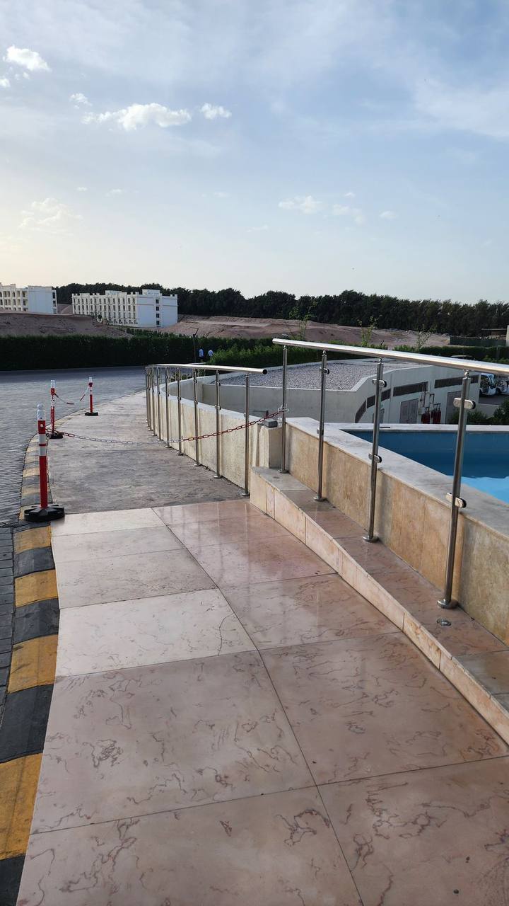 В египетском отеле Xanadu Makadi Bay погиб 4-летний ребенок из России. Мальчик сорвался с шестиметровой высоты возле декоративного фонтана недалеко от ресепшен. Известно, что 6 мая Елена, руководитель турагентства из Ярославля, ее супруг и двое сыновей 4 и 5 лет прилетели на курорт после многочасовой задержки рейса. Пока родители были заняты документами на ресепшен, дети побежали к фонтану с эффектом «Инфинити», за которым скрывалось техническое пространство глубиной около 6 м. Младший мальчик забрался на его край, не огороженный никакими барьерами. Когда отец позвал их, старший ребенок ушел к нему, а младший, спускаясь, ошибся стороной и шагнул в пустоту. Не понимая, что под ногами нет опоры, он сначала повис, а затем сорвался вниз. Несмотря на срочную госпитализацию, спасти его не удалось. Проверка показала, что зона вокруг фонтана не была должным образом огорожена: высота бортика составляла всего 40 см, а заграждение рядом – около 80 см. Ни предупреждающих знаков, ни сотрудников безопасности рядом не было. Родители убеждены, что к трагедии привели не только роковые обстоятельства, но и грубые нарушения безопасности со стороны отеля. Редакция направила запрос в Xanadu Makadi Bay. Подробнее на ТурДоме.