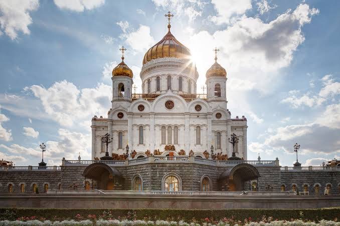 Неизвестный разгромил церковную лавку на территории храма Христа спасителя в Москве.  По предварительным данным, подозреваемый уже задержан.    Подписывайтесь, это Baza