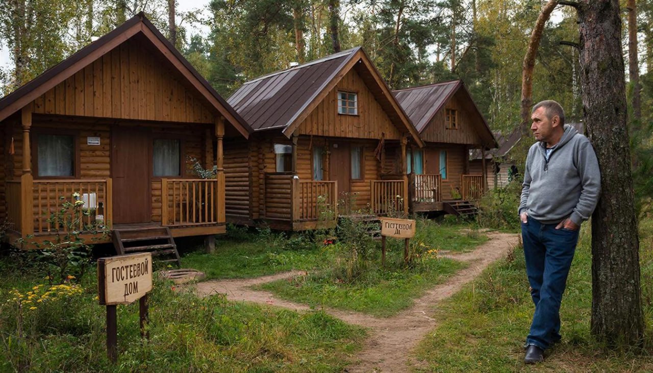 ℹ  Агрегаторы отключили от своих баз свыше 2000 не вошедших в реестр гостевых домов  Агрегаторы после 1 января отключили от своих баз 1 7 2 5 тысячи гостевых домов которые не вошли в государственный реестр сообщила член правления Ассоциации туристических агрегаторов АТАГ управляющий директор группы компаний Островок Дарья Кочеткова на совещании в Минэкономразвитии посвященном классификации объектов размещения сообщает Интерфакс  Как напомнил на совещании статс секретарь замминистра экономического развития Алексей Херсонцев с 1 сентября 2025 года агрегаторы не могут размещать предложения от отелей не включенных в реестр а с 1 января 2026 года это требование распространилось и на гостевые дома Предложений от недобросовестных участников на агрегаторах стало значительно меньше хотя ручная модерация продолжается сообщил Херсонцев  По словам Кочетковой многие объекты которые не успели войти в реестр в срок до 1 сентября уже прошли классификацию и снова доступны для бронирования Аналогичная работа ведется по гостевым домам И здесь ситуация сложнее чем с отелями так как не всегда возможно однозначно определить является ли объект гостевым домом На сегодняшний день агрегаторы отключили в зависимости от объема своей базы около 1 7 2 5 тысяч гостевых домов в субъектах эксперимента Они не прошли классификацию по разным причинам кто то находится не в жилом фонде у кого то в собственности несколько объектов и так далее Рассчитываем что в ходе эксперимента появится больше ясности и динамика будет улучшаться сказала она  Кочеткова добавила что агрегаторы продолжают совместную работу с Минэкономразвития Росаккредитацией и регионами по отлаживанию обмена данными  Херсонцев напомнил что следующим шагом с 1 марта 2026 года станет обязанность туроператоров и турагентов формировать пакеты только с услугами классифицированных средств размещения  По данным Минэкономразвития на конец января 2026 года прошли классификацию и вошли в реестр 5 5 тысяч гостевых домов С 1 января 2026 года предоставление услуг гостевого дома не внесенного в реестр классифицированных средств размещения запрещено на 18 территориях где проводится эксперимент Это Республика Алтай и Алтайский край Дагестан Крым Краснодарский Приморский Ставропольский край Архангельская Владимирская Ивановская Иркутская Калининградская Ленинградская Ростовская Херсонская области Кемеровская область Кузбасс и город Севастополь а также федеральная территория Сириус С 1 сентября к числу участников присоединятся Адыгея Бурятия Астраханская и Нижегородская области Таким образом эксперимент охватит 21 регион и федеральную территорию Сириус Telegram канал Безопасность туризма 24 7 с вами Подпишись фото ИИ