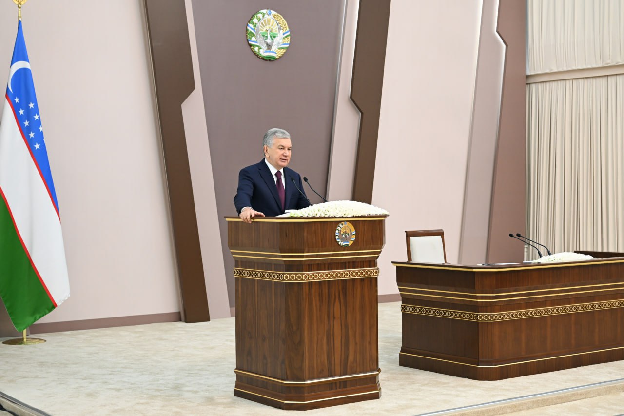 Глава государства сообщил что в настоящее время в Узбекнефтегаз и в Агентстве по управлению государственными активами проводится масштабная проверка в ходе которой выявлены хищения на миллиарды сумов В качестве примера отмечено что должностные лица Агентства по управлению государственными активами выставили на закрытый аукцион земельный участок с рыночной стоимостью не менее 250 млрд сумов и реализовали его всего за 120 млрд сумов В связи с этим накануне был освобождён от должности директор Агентства А Ортиков Возникает закономерный вопрос если в этих структурах годами процветала коррупция куда смотрели ответственные за вопросы безопасности заявил Президент Шавкат Мирзиёев Подписаться на канал Узбекистан Online