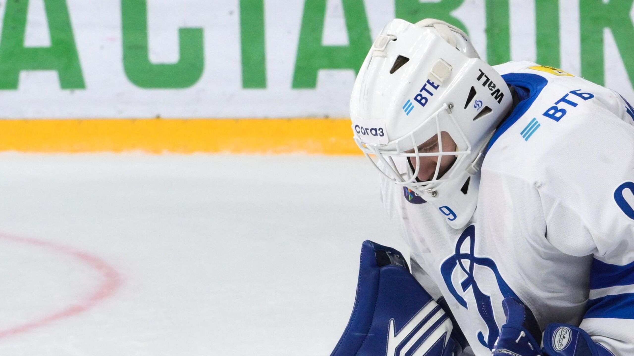 Московское Динамо в овертайме одержало победу над череповецкой Северсталью в матче регулярного чемпионата Континентальной хоккейной лиги КХЛ Встреча в Череповце завершилась со счетом 1 0 0 0 0 0 0 0 1 0 в пользу гостей Шайбу на 65 й минуте забросил Дилан Сикьюра Голкипер Динамо Максим Моторыгин побил рекорд бело голубых по длительности времени без пропущенных шайб в КХЛ 224 минуты 56 секунд Он побил достижение Виталия Еремеева 221 29 которое он установил в сезоне 2009 10 Моторыгин оформил третий шатаут в КХЛ подряд Ранее Моторыгин сохранил ворота сухими в матчах с ярославским Локомотивом 1 0 и нижегородским Торпедо 4 0 Для голкипера матч стал 100 м в карьере в КХЛ Голкипер Северстали Александр Самойлов также провел 100 ю встречу в лиге Динамо одержало четвертую победу подряд в КХЛ Команда Вячеслава Козлова набрав 43 очка поднялась на четвертое место в турнирной таблице Западной конференции где Северсталь с 47 баллами занимает первое место