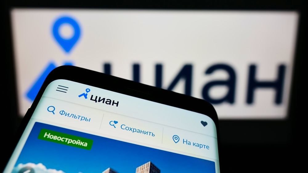 27 октября Циан решит по дивидендам Руководство действует быстрее чем ожидалось С такими темпами могут и в ноябре закрыть дивидендный реестр Котировки пока несильно выросли есть возможность поучаствовать в апсайде на который надеемся до див отсечки До пятницы рекомендуется открыть позиции Бумага может просесть с рынком если ЦБ 24 октября решит не снижать ставку Но уже в понедельник при благоприятном раскладе дивиденды не менее 100 110 р как ожидается начнется основной рост Геополитика Источник Сайт Бот Invest Era