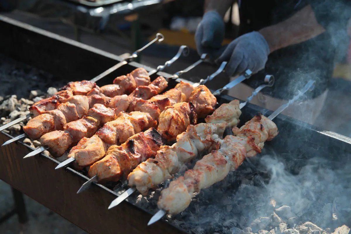 Продажи мяса для шашлыка сократились на 10 год к году Снизился также спрос на мангалы розжиг и шампуры Эксперты связывают негативную динамику на шашлычном рынке с холодным началом месяца и общим снижением потребительской активности Больше новостей в Daily News VK