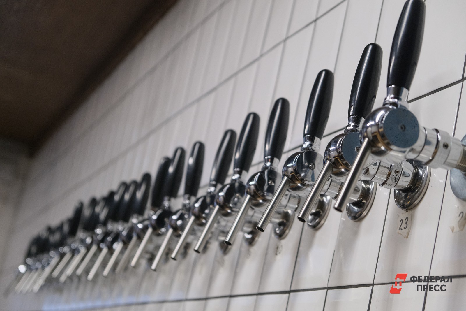 Китай стал крупнейшим поставщиком пива в Россию потеснив Чехию и Германию МОСКВА 6 декабря ФедералПресс Китай возглавил рейтинг экспортеров пива в Россию по итогам девяти месяцев 2025 года Производители пенного напитка из Поднебесной нарастили его поставки в нашу страну в полтора раза сумев опередить по объемам отгрузки компании из Чехии и Германии Подробнее