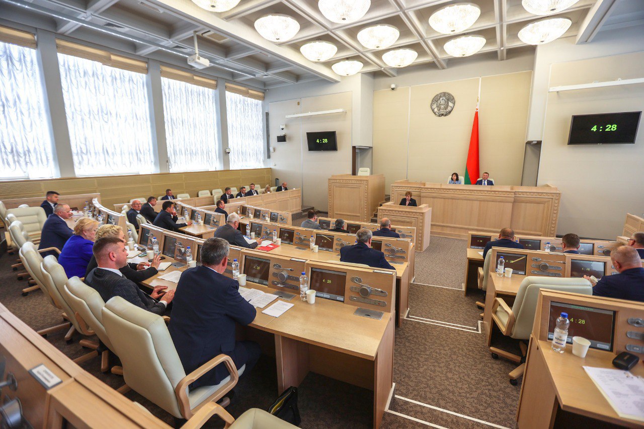 Совет Республики ратифицировал соглашение с Россией о судебных постановлениях Под руководством Председателя Совета Республики Национального собрания Беларуси Натальи Кочановой состоялось заседание палаты, на котором был принят ряд законов. Ратифицировано Соглашение с Россией о порядке взаимного исполнения судебных постановлений судов двух стран. Документ охватывает гражданские и уголовные дела, связанные с обязательствами по выплате денежных средств. Теперь судебные решения одной стороны будут исполняться на территории другой без необходимости специального признания. Это касается как гражданских, так и уголовных дел, связанных с выплатами. Приняты поправки в закон «О государственных секретах». Корректируются нормы, содержащие ссылки на гражданское процессуальное и хозяйственное процессуальное законодательство, а также на хозяйственный процесс. Кроме того, в документе уточняется перечень должностных лиц, которым предоставляется допуск к государственным секретам в связи с избранием назначением на должность. Одобрены изменения в закон «О почтовой связи». Документ включает создание единой автоматизированной системы учета и хранения данных о перемещении почтовых отправлений, а также уточняет порядок обращения коллекционных почтовых марок и вводит новые нормы для цифровых почтовых сервисов.