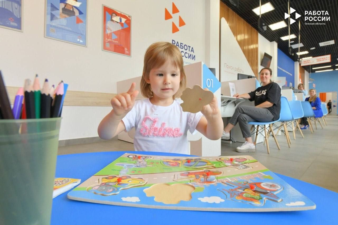 С начала года Кадровый центр Работа России успешно трудоустроил 865 женщин В Омской области женщинам помогают находить работу после декретного отпуска Сотрудники кадровых центров сопровождают соискателей на всех этапах трудоустройства определение профессиональной цели подбор вакансии с учетом запросов и реальных возможностей оказание психологической поддержки переобучение на требующуюся квалификацию возможность открытия собственного дела Стоит отметить с начала текущего года в Кадровый центр Работа России обратились 1244 женщины с детьми 865 из них уже успешно трудоустроены Обратиться за помощью в трудоустройстве можно в любой филиал Кадрового центра Подробная информация по телефону 8 800 101 92 02 МЫ В МАХ