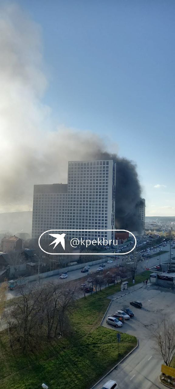 Еще один пожар в Екатеринбурге На Металлургов произошло возгорание на стройке Черный дым окутал район около Меги UPD Горели стройматериалы и битум в паркинге Пожар локализовали на 40 квадратах   Подпишись на КП Екатеринбург Мы в Max