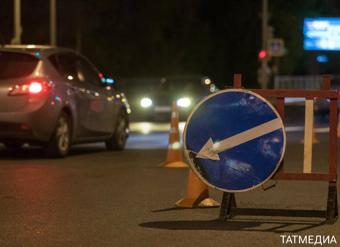 В Казани ограничат движение по двум улицам из-за ремонта Третьего северного коллектора  С 27 февраля по 10 марта окажутся закрыты:    местный проезд рядом с домом №26 по улице Чистопольская  полностью ,    местный проезд возле дома №28 по улице Чистопольская  полностью ,    тротуар около дома №30 по улице Чистопольская  частично .  Кроме того, на одну ночь, с 23:00 1 марта до 6:00 утра 2 марта, будет полностью перекрыта проезжая часть между домами №26 и №28 по улице Меридианная.