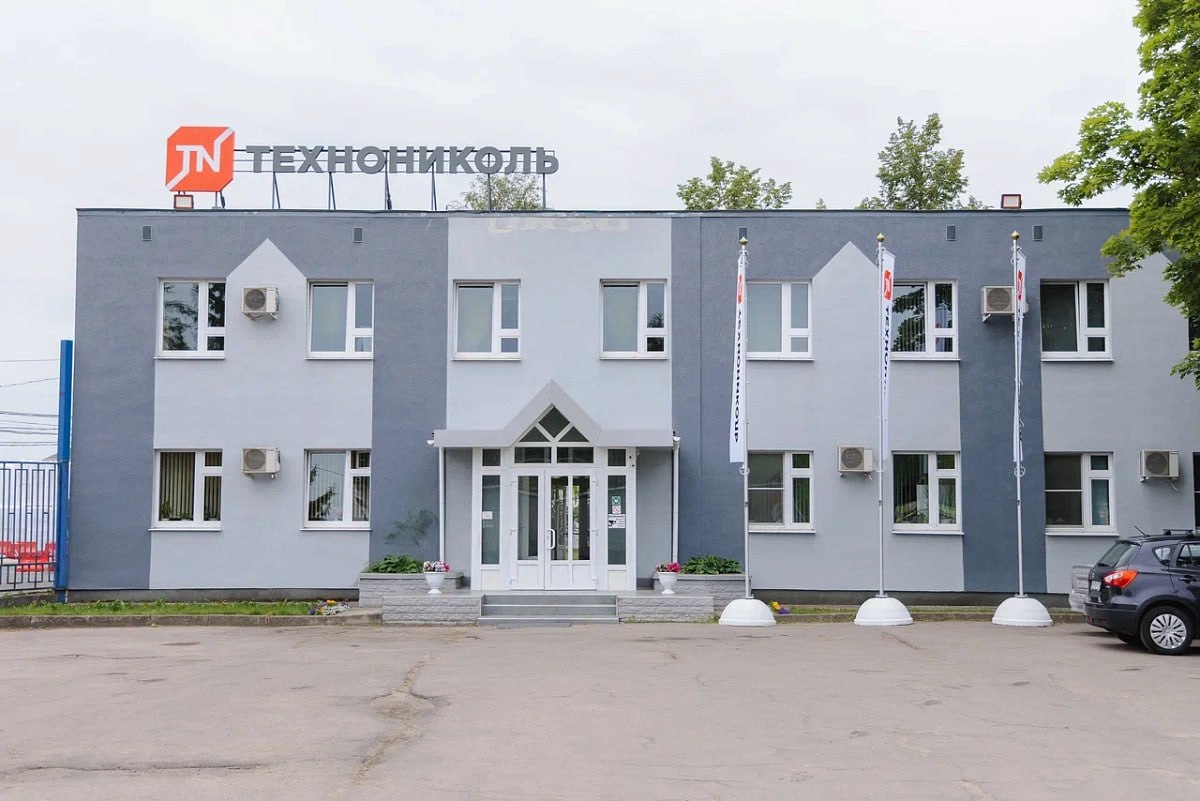«Технониколь» внедрит ИИ для снижения аварийных простоев на заводе в Новгородской области Корпорация «Технониколь» в 2026 г. планирует оснастить системами машинного зрения и анализа данных на основе нейросетей свой новый завод минеральной изоляции на основе стекловолокна в Чудове Новгородской области бывший завод Ursa . Искусственный интеллект ИИ внедрят для сокращения аварийных простоев на предприятии, сообщила пресс-служба компании. На «Заводе Техно» установят видеокамеры для контроля за сливом стекломассы, которые смогут в автоматическом режиме передавать изображение на сервер. Там видео будет обрабатываться с помощью ИИ. В случае отклонения потока стекломассы от нормы система передаст цветовой и звуковой сигнал. «Таким образом удастся избежать залива оборудования расплавом стекла и его дальнейшей замены. Инвестиции составят почти 9 млн руб. Их окупаемость за счет отсутствия ремонта и простоев оценивается в 2 года», – рассказали в пресс-службе. : «Технониколь» Подпишитесь на «Ведомости Северо-Запад»