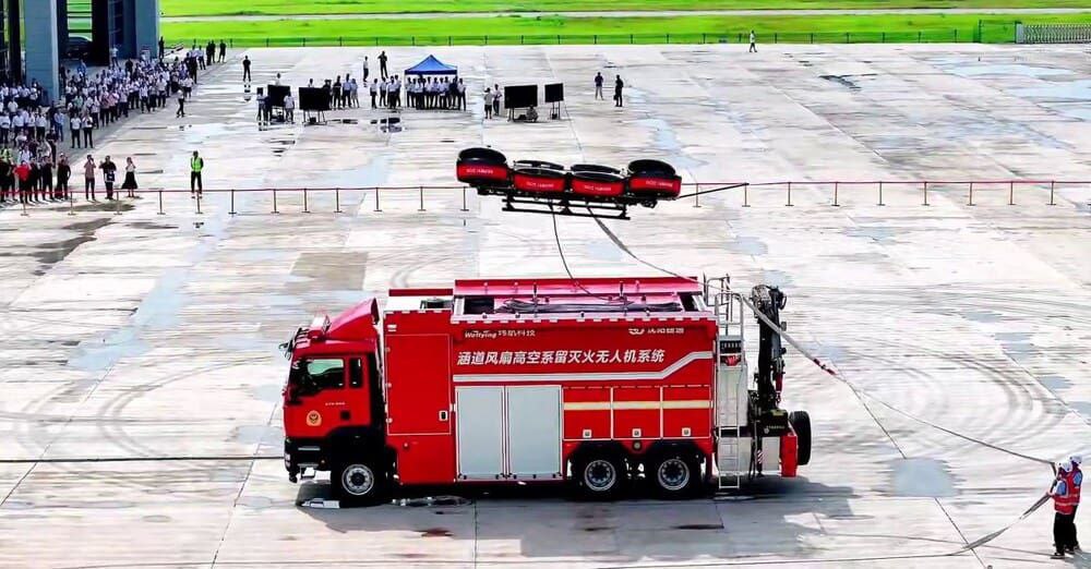 В Китае представили пожарную машину второго поколения Китайская компания Graman разработала высотный беспилотный пожарный автомобиль второго поколения Новая модель оснащена двумя дронами один предназначен для тушения второй для технической поддержки и наблюдения Машина поступит на рынок в 2026 году и превосходит предыдущую версию по ключевым характеристикам Подпишись на GRT