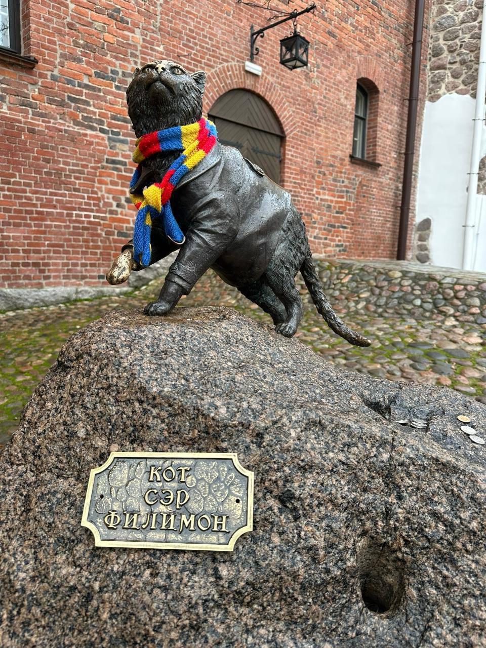 В Выборге увековечили котика Филимона на памятнике ему установили именную табличку Этот пушистый житель Замкового острова прожил там больше 13 лет и стал настоящим символом этого места Эй Питер
