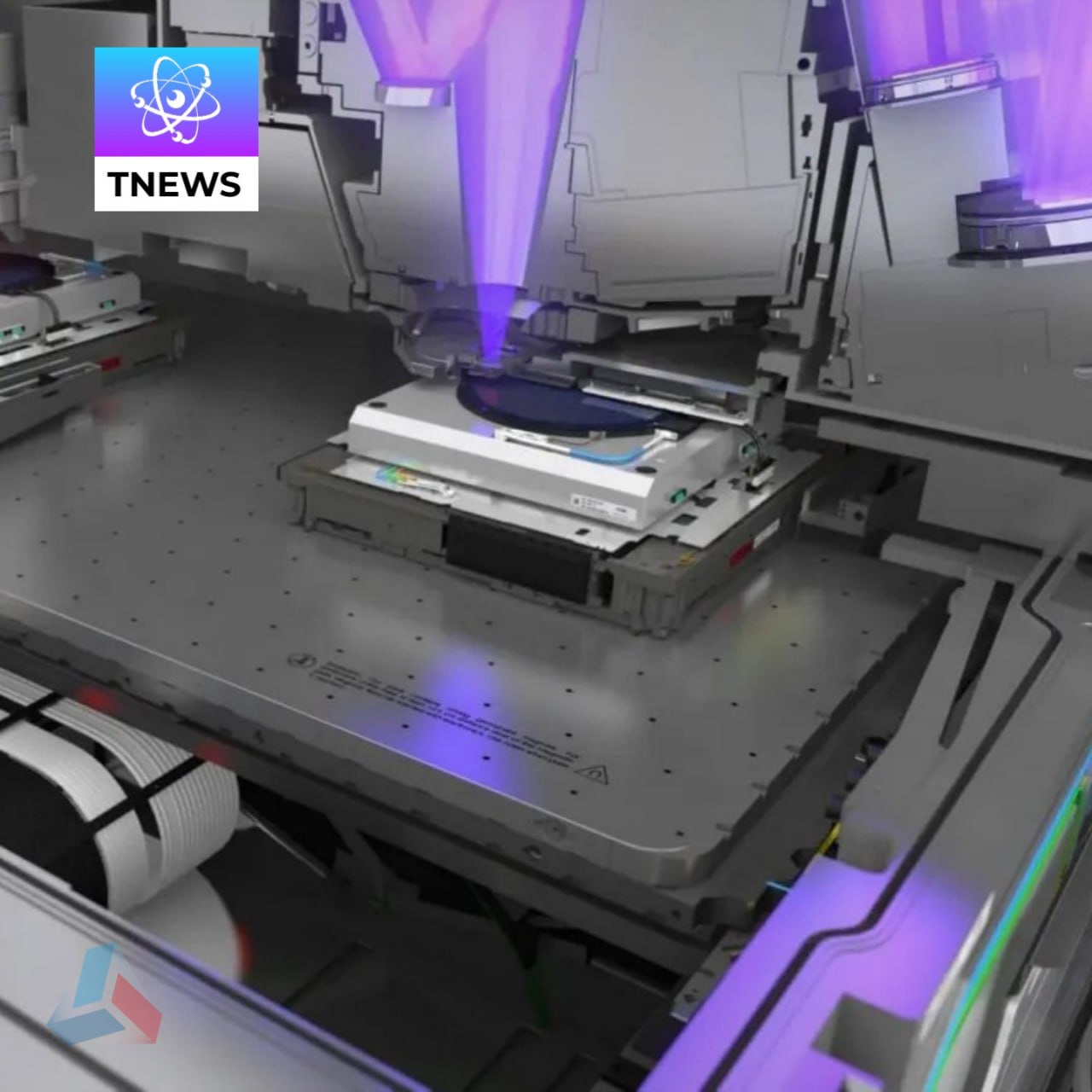 ТехноNews: Компания из Новосибирска «Оптические технологии» разработала новый ультрафиолетовый лазер для литографии В новосибирской компании «Оптические технологии» создали лазер для печати микросхем. Лазер работает с помощью ультрафиолетового излучения. По словам создателей, разработка не имеет аналогов в России. «Оптические технологии» рассказали, что новый лазер заменит американские устройства Coherent, работающие на длине волны 257 нанометров. Всё оборудование и фоторезисторы подстроены под это значение. Как объяснили разработчики, при производстве микросхем нужен фотошаблон. Это тонкая плёнка с рисунком схемы. Её накладывают на кремниевую пластину. Сейчас больше 75% таких шаблонов делают с помощью лазерной литографии. Этот метод наносит изображение на материал с помощью сфокусированного лазера. Вконтакте Одноклаcсники