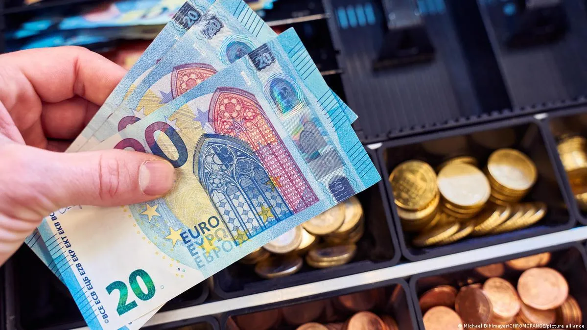 Почти каждый второй заработанный евро немцы отдают государству Если вы сингл и наемный работник в Германии то 49 3 вашей зарплаты скорее всего уйдет на налоги и социальные взносы Это например пенсионная и медицинская страховка взносы на случай безработицы или болезни Германия по этому показателю занимает второе место в мире посчитала Организация экономического сотрудничества и развития OECD Канцлер Германии Фридрих Мерц неустанно требует чтобы граждане работали больше но стимулов для этого при такой системе мало Немецкие политики много говорят о снижении нагрузки но в последние годы общий уровень отчислений скорее рос Что по другим странам На первом месте Бельгия более 52 на третьем Австрия и Франция около 47 Нидерланды Испания Великобритания и США в середине списка А меньше всего налогов и взносов платят в Чили Мексике и Южной Корее Впрочем ситуация с семейным налогообложением выглядит в Германии получше Например немецкая семья с двумя детьми и объединенным доходом будет отдавать 34 9 на налоги оказываясь на 13 месте в соответствующем рейтинге Здесь Германия значительно отстает от занимающих первую позицию Нидерландов 47 но все же сильно превышает средний показатель по странам OECD 26 2 dwrussian