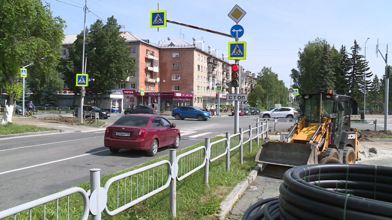 В Новоуральске продолжается модернизация системы обеспечения безопасности дорожного движения. Сейчас рабочие почти завершили реконструкцию светофоров на перекрестке улиц Победы и Комсомольской и светофоров у школы № 49 Сейчас рабочие завершили прокладывать подземные коммуникации, далее они завершат монтаж и проведут пусконаладочные испытания. Новые светофоры позволят организовать двустороннее движение по улице Победы. Вместе с этим в городе обновляют светофоры еще на нескольких участках. Кабельные линии ремонтируют на перекрестке Автозаводская — Комсомольская, в районе ТЦ «Комсомолец». Также регулируемый пешеходный переход появится у школы № 57. страница главы Новоуральского городского округа Вячеслава Тюменцева в соцсети «ВКонтакте» Подписаться на «ОГ» Прислать новость Поддержать канал