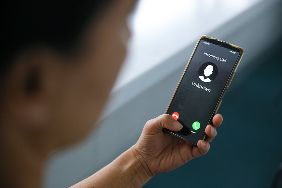 Запугивают уголовным делом и проверками Мошенники перед Новым годом активно подключились к обману не только пенсионеров и подростков но и потенциальных инвесторов Злоумышленники под видом сотрудников или руководителей крупных инвестиционных компаний звонят жертве и под предлогом внутренней проверки или утечки данных предлагают безопасное решение по переводу вложенных денег или временное укрытие активов сообщили в Telegram канале Киберполиции Злоумышленник сразу демонстрирует осведомленность знает что у человека есть счет у брокера использует реальное название компании имена действующих или вымышленных сотрудников рассказали в ведомстве При этом мошенник озвучивает формально служебный повод для разговора внутренняя проверка утечка данных взаимодействие с регулятором или правоохранительными органами Как и в случае с обманутыми пенсионерами главная цель первого звонка создать стрессовую ситуацию и подготовить инвестора к контакту со вторым номером Второй звонивший уже вступает в разговор под видом сотрудника правоохранительных органов Далее мошенники просят потенциальную жертву уйти в место где никто не слышит апеллируют к срочности конфиденциальности и ответственности При попытке усомниться оказывают на гражданина давление запугивая повесткой проверкой уголовными делами Заканчивается все банальным переводом денег и акций якобы в безопасное временное укрытие  Чтобы обезопасить себя от подобных посягательств в МВД рекомендуют любые коммуникации с инвестиционными компаниями вести только по номерам телефонов указанным на официальных сайтах Фото Александр Корольков РГ Подписаться на Российскую газету в   Читать нас в MAX