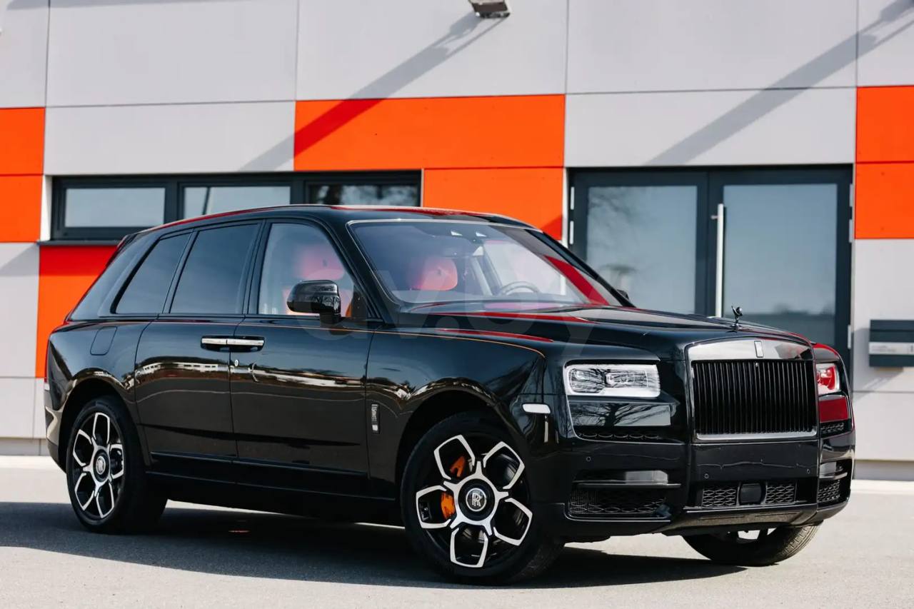 Rolls Royce Cullinan стал самым продаваемым люксовым автомобилем в России в октябре Было продано 19 таких машин следует из данных статистики В 2025 году продажи новых премиальных автомобилей выросли на 26 достигнув 573 единиц bisrub