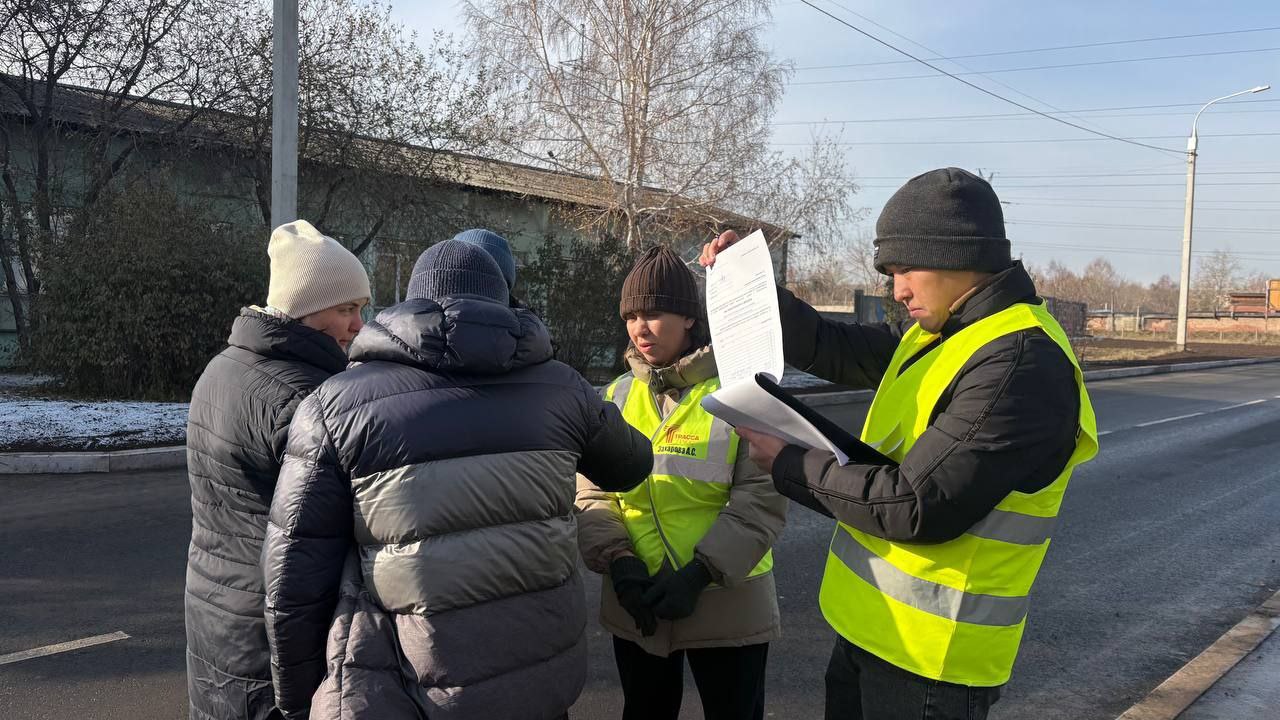 Ремонт улиц Ярославского и Томсона по нацпроекту Инфраструктура для жизни завершают в Иркутске Прошла рабочая приемка объектов В ней приняли участие специалисты комитета городского обустройства администрации города и строительного контроля На Ярославского ранее отсутствовала полноценная дорога лишь грунтовые проезды Подрядчик выполнил работы по устройству оснований асфальтированию проезжей части и тротуаров Установил бордюры опоры освещения и дорожные знаки уложил тактильную плитку нанес разметку Для удобства родителей и учителей у школы оборудована большая парковка Также парковочные карманы появились рядом с двумя другими образовательными учреждениями на этой же улице Также рабочая приемка велась на улице Томсона Здесь ремонт был задержан из за застройщика жилого комплекса который с серьезным опозданием прокладывал по улице инженерные сети После этого подрядчик оперативно выполнил все работы по восстановлению дорожного покрытия и благоустройству территории Теперь на объекте уложен асфальт произведен монтаж наружного освещения и нанесена разметка Осталось установить знаки и тактильную плитку Подрядчик приложил все усилия чтобы оперативно завершить работы после затянувшейся прокладки сетей отметил заместитель начальника отдела строительства реконструкции и ремонта дорог администрации города Лаврентий Одоров Мы понимали насколько жителям важен этот участок и сделали все чтобы как можно быстрее вернуть им благоустроенную улицу Подписывайтесь на канал администрации Иркутска в MAX