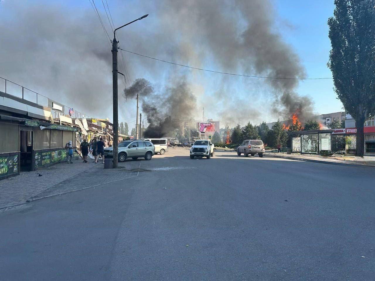 В Доброполье Донецкой области был прилет КАБа по магазину, сообщают местные паблики. По их данным, есть жертвы.