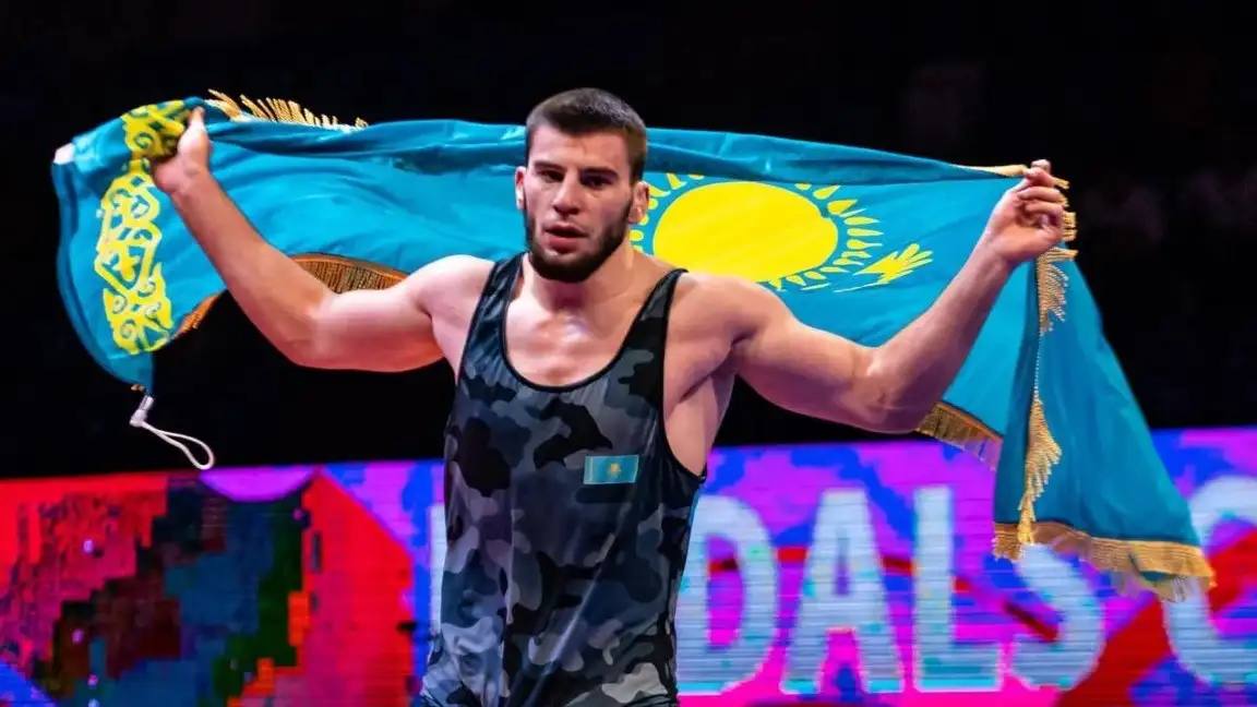 Вот это да третий греко римлянин из Казахстана вышел в полуфинал чемпионата мира по борьбе 2025 Причём не отдал своему сопернику ни одного балла Определился четвёртый полуфиналист чемпионата мира по борьбе до 23 лет в 97 кг Этим классиком стал казахстанец Юсуф Мациев Представитель Костанайской области продолжает охоту за золотой медалью в сербском Нови Саде потому что он сокрушил армянина Аршака Гехамяна со счётом 4 0 а до этого вырвал тяжелейшую победу у японца Кё Китаваки 2 1 За выход в финал наш земляк поспорит с россиянином Максимом Авериным Ранее в полуфинал ЧМ вышли Ерасыл Мамырбеков и Мерей Маулитканов Досье Юсуфа Мациева от sportarena kz Возраст 22 года Регион Костанайская область Достижения финалист чемпионата мира до 20 лет 2022 бронзовый призёр чемпионата Азии до 20 лет 2023 финалист чемпионата Азии 2024 финалист чемпионата Азии до 23 лет 2025 Мастер спорта РК международного класса Положение в мировом рейтинге 48 е место 5 050 очков t me SPORTARENAKZ