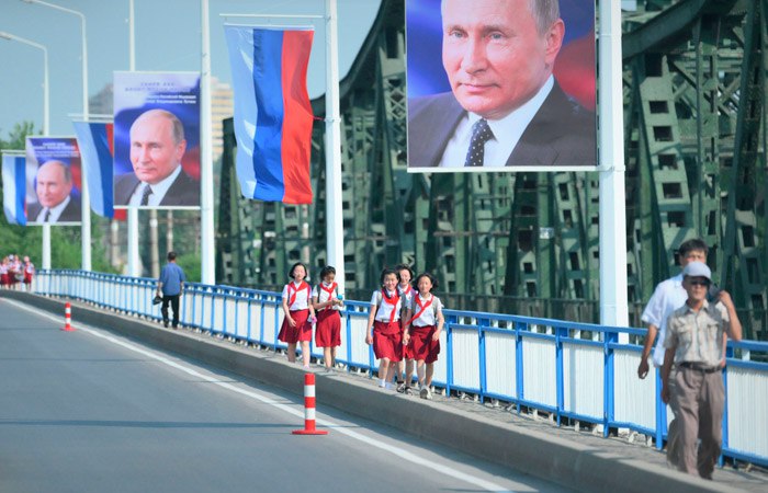 КНДР ускоренно наращивает экономическое сотрудничество с Россией — The Financial Times  Северная Корея регистрирует в РФ бренды пива, сосисок, варенья и даже аккордеонов, а её рыболовецкие суда всё активнее осваивают российские воды. Власти РФ в ответ строят мост через реку Туманную за $100 млн и планируют возобновить железнодорожное сообщение между Москвой и Пхеньяном.  Также сообщается, что руководители вузов КНДР встречались с российскими коллегами, северокорейские спортсмены выступают в России, а российские театральные труппы гастролируют в Северной Корее.