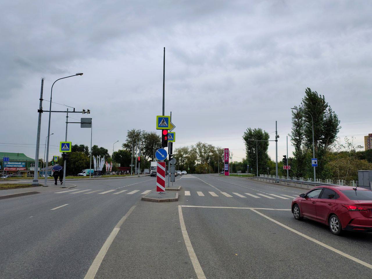 На опасном перекрестке улиц 2 й Луговой и Щербакова в Тюмени установлены камеры Новый комплекс фиксации нарушений ПДД будет выявлять нарушения скоростного режима с ограничением 60 км час проезд на красный сигнал светофора и выезд за стоп линию В 2024 году и за шесть месяцев 2025 года на перекрестке произошло 6 ДТП в которых один человек погиб и пять получили ранения Источник ГАИ ТО Подписаться Отправить новость тк