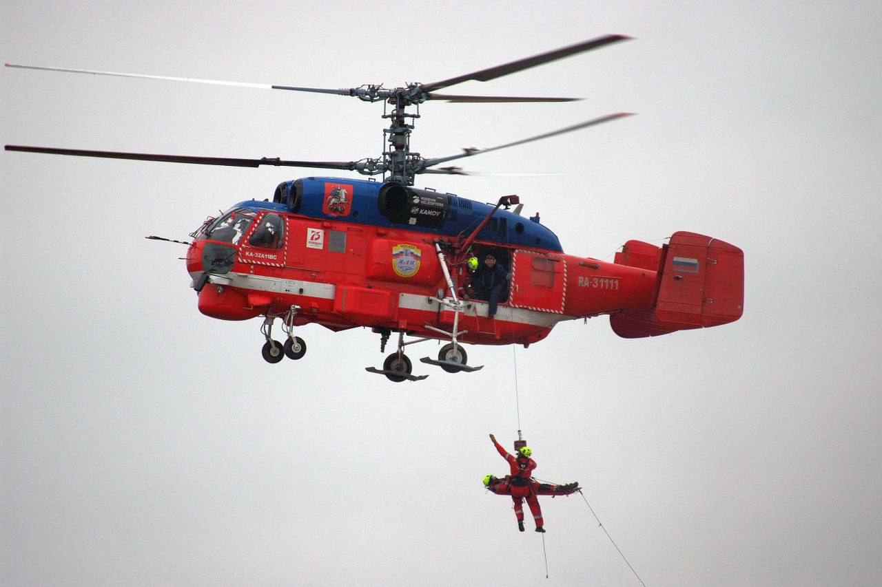 Более 530 человек спасли экипажи Московского авиационного центра в 2024 году  «На сегодняшний день МАЦ – уникальная организация экстренного реагирования, аналогов которой нет ни в одном другом российском регионе. Экипажи воздушных судов оперативно эвакуируют пострадавших в ДТП и госпитализируют больных, принимают участие в тушении возгораний, в частности, вносят большой вклад в профилактику природных пожаров», – рассказал заместитель Мэра Москвы Петр Бирюков.  В прошлом году специалисты авиацентра спасли свыше 530 человека, в том числе оперативно доставили в медучреждения 319 пострадавших в происшествиях и пациентов с сердечно-сосудистыми заболеваниями. Экипажи 12 раз привлекались к тушению крупных пожаров.   В ГКУ «МАЦ» работают более 350 человек – пилоты, спасатели, инженеры, техники, оперативные дежурные и диспетчеры.   В составе авиацентра – 12 санитарных и пожарных вертолетов.   В среднем 10-15 минут требуется для прибытия в любую точку Москвы.   На базе ГКУ «МАЦ» работает учебный центр для обучения и повышения квалификации специалистов.