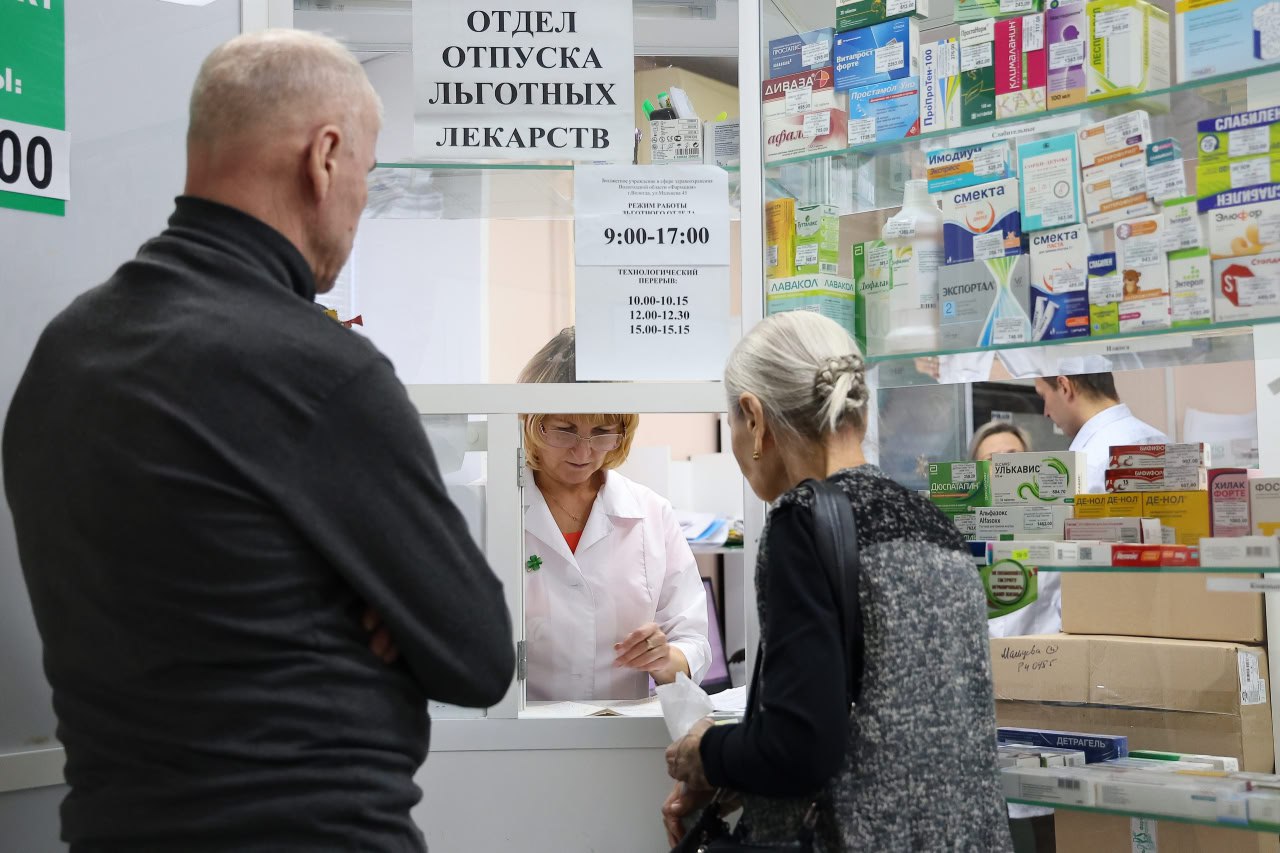 На Вологодчине запаслись льготными лекарствами до конца года Об этом сообщил губернатор Георгий Филимонов Запас сформирован до конца этого года и на две недели следующего Проблемы с единичными рецептами которые выдаются пациентам с редкими заболеваниями решаем Закупки таких препаратов проводятся отдельно написал глава региона Что касается лекарственных закупок на следующий 2026 й год то первая серия торгов назначена на октябрь текущего года Это позволит обеспечить регион необходимыми медикаментами на первую половину будущего года Следующие торги пройдут в марте апреле Они рассчитаны на полгода вперед Система здравоохранения региона значительно улучшилась благодаря внедрению программы ПроМед упорядочился реестр лиц имеющих право на получение бесплатных медикаментов организованы дополнительные пункты выдачи рецептов расширилось число электронных рецептов взамен бумажных увеличилось количество аптек работающих с льготниками Также налажена система доставки препаратов непосредственно в местные аптеки со склада Фармация В минздраве создана комиссия для оценки законности назначения лекарств по торговым наименованиям ежемесячно отслеживается потребность в льготных лекарствах из за увеличения числа льготников Палисад Media Подписывайтесь