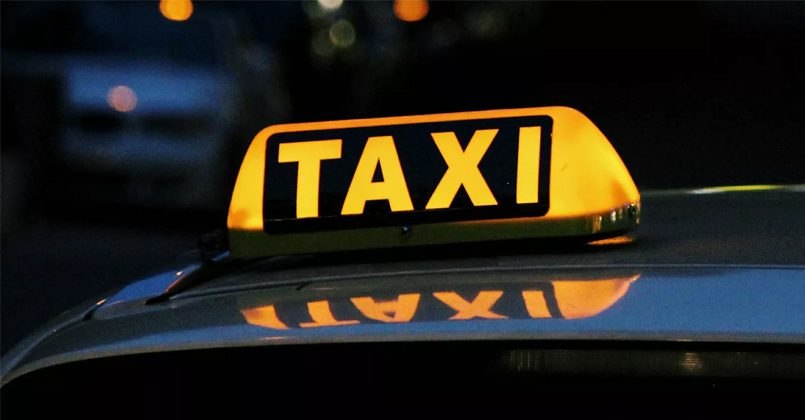 Упрощённые условия трудоустройства в такси для граждан Украины стали причиной увеличения теневого сектора и мошенничества в Латвии.  По словам главы Латвийской ассоциации лицензированных перевозчиков  LPKAA  Эллы Петровой, в интернете открыто продаются поддельные украинские водительские удостоверения и ID-карты. Этим пользуются не только иностранцы, но и латвийцы, лишённые своих водительских прав.  В ассоциации указывают, что действующие льготы позволяют украинцам работать без знания латышского языка и проверки аннулирования водительских прав — в отличие от других иностранных граждан. Это создаёт неравные условия и подрывает доверие к отрасли.    По данным Автотранспортной дирекции республики, в реестре зарегистрировано около 600 украинцев — примерно 30% всех таксистов.