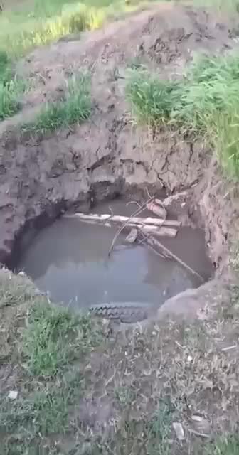 В Шахтах ребенок провалился в яму, оставленную коммунальщиками