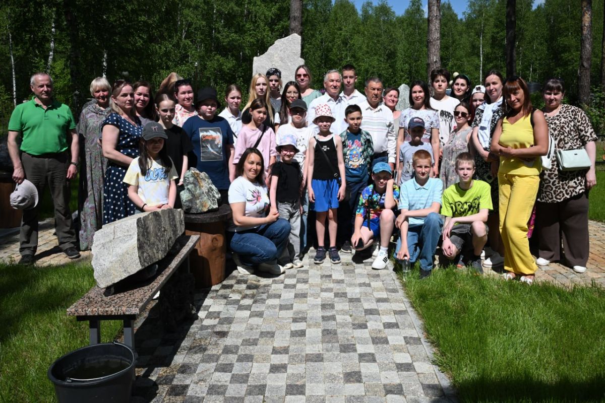В преддверии Международного дня защиты детей сторонники #ЕР72 организовали для ребят из семей участников СВО теплую встречу в музее под открытым небом «Сад камней». Мероприятие прошло в рамках проекта «Надежный тыл», который реализуется под кураторством главы регсовета сторонников, председателя областной думы Фуата Сайфитдинова. — Отцы сейчас находятся в зоне СВО, с честью и достоинством сражаются за наше Отечество, совершают героические поступки. Наш долг — окружить заботой и вниманием их детей. Мы стараемся сделать все возможное, чтобы бойцы знали: их родные и близкие защищены, — подчеркнул Фуат Сайфитдинов. Это первая группа ребят, которая побывала в таком необычном музее. Провел экскурсию и рассказал об экспонатах заслуженный геолог РФ, почетный гражданин Тюменской области Анатолий Брехунцов. Единая Россия Тюменская область