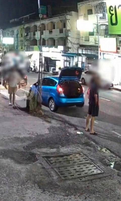 В Тайланде полиция разыскивает трёх россиян, которых украли 2 кг марихуаны на 400 тысяч рублей. Мужчины пришли в магазин в Паттайе, заказали товар, а пока продавец оформлял документы — просто вышли с ним и уехали на синем Ford. Продавец рассказал, что они говорили по-русски и представлялись россиянами, сейчас их ищет местная полиция. История наделала шума среди местных — обещают вознаграждение за информацию. Наш второй канал РУПОСТ 18+ Подписывайтесь.