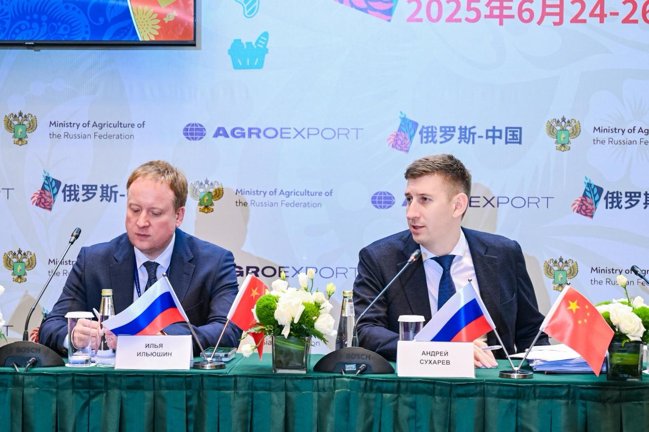 В Китае стартовала деловая миссия российских экспортеров продукции АПК С 24 по 26 июня в городе Чэнду, провинция Сычуань, проходит бизнес-миссия отечественных производителей и экспортеров. Россия и Китай продолжают укреплять торгово-экономическое сотрудничество: за первые месяцы 2025 года взаимный товарооборот продовольствия вырос на 14%. ⏩ Бизнес-миссия поспособствует дальнейшему расширению деловых связей, продвижению продукции российского АПК и развитию кооперации с китайскими партнерами. О мероприятии в цифрах: 50+ российских компаний 150+ компаний КНР 600+ деловых встреч А еще проходят дегустации российских продуктов от ведущих компаний – от молочки и сладостей до напитков из дикоросов. Организовали деловую миссию совместно с Агроэкспортом при поддержке Посольства и Торгового представительства России в Китае. #международные_отношения