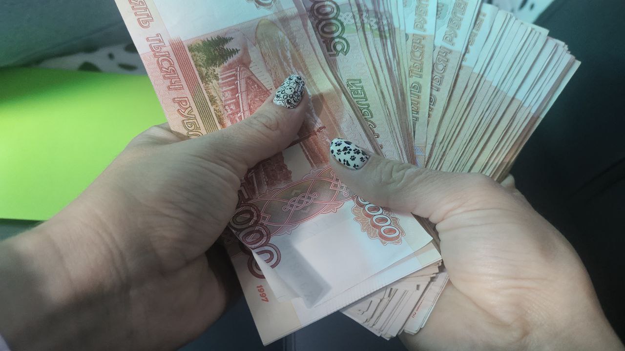 Более 55 млн рублей перевели мошенникам жители Красноярского края за неделю Жертвами аферистов за последнюю неделю стали 89 человек а с начала года киберпреступники обманули 527 человек Общий ущерб уже превысил 195 миллионов рублей Чаще всего жители доверяли незнакомцам и сотрудникам спецслужб А еще переходили по сомнительным ссылкам и пытались заработать на инвестициях По каждому случаю возбуждены уголовные дела сообщили в прокуратуре края Пока удалось раскрыть 108 преступлений чуть более 24 от общего числа eniseytv