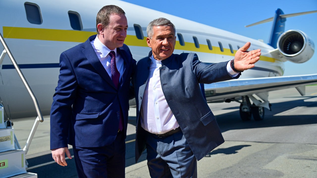 Премьер-министр Республики Беларусь Александр Турчин планирует посетить ключевые промышленные предприятия Набережных Челнов, Нижнекамска и Елабуги Среди них - ООО «ТПК МТЗ-Татарстан», ПАО «КАМАЗ» с осмотром главного сборочного конвейера и НТЦ, АО «ТАНЕКО». Также состоится рабочая встреча Рустама Минниханова и Александра Турчина. Стороны обсудят перспективы дальнейшего развития сотрудничества между Татарстаном и Беларусью.